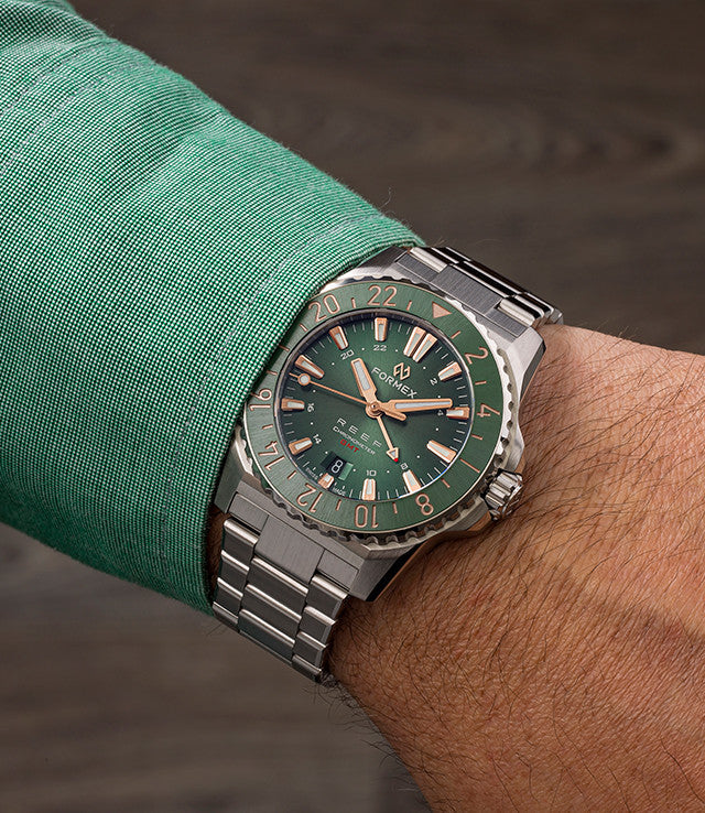 Relógio Formex REEF GMT Automático GMT COSC 300M GREEN/GILT 42MM 2202.1.5388.722